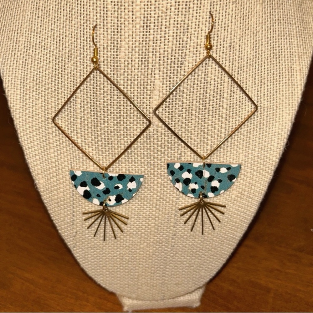 4” Never Worn Lightweight Dangle gold earrings local boutique‼️must bundle ‼️ - Picture 6 of 8